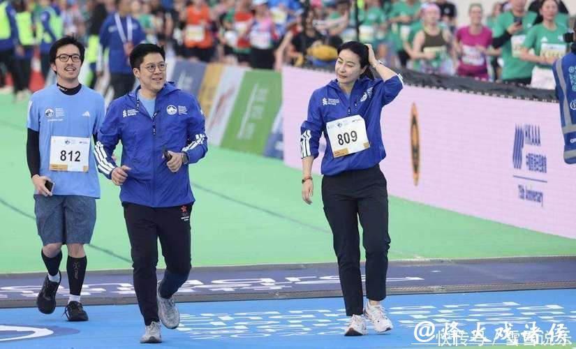 香港名流跑马拉松，霍启刚陪郭晶晶跑两公里，78岁兰桂坊老板参赛