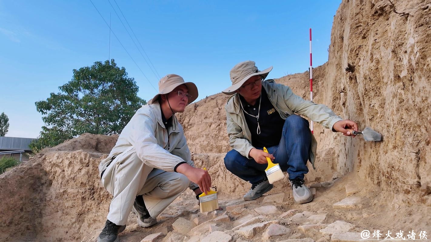 中乌考古人员发现库瓦古城早期城墙